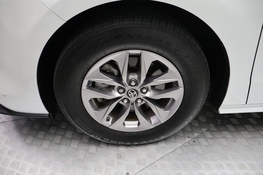 Used 2022 Toyota Sienna XLE FWD image 4