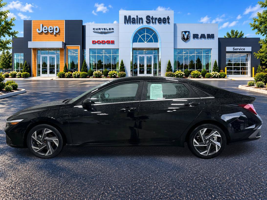 Used 2025 Hyundai Elantra SEL FWD image 2