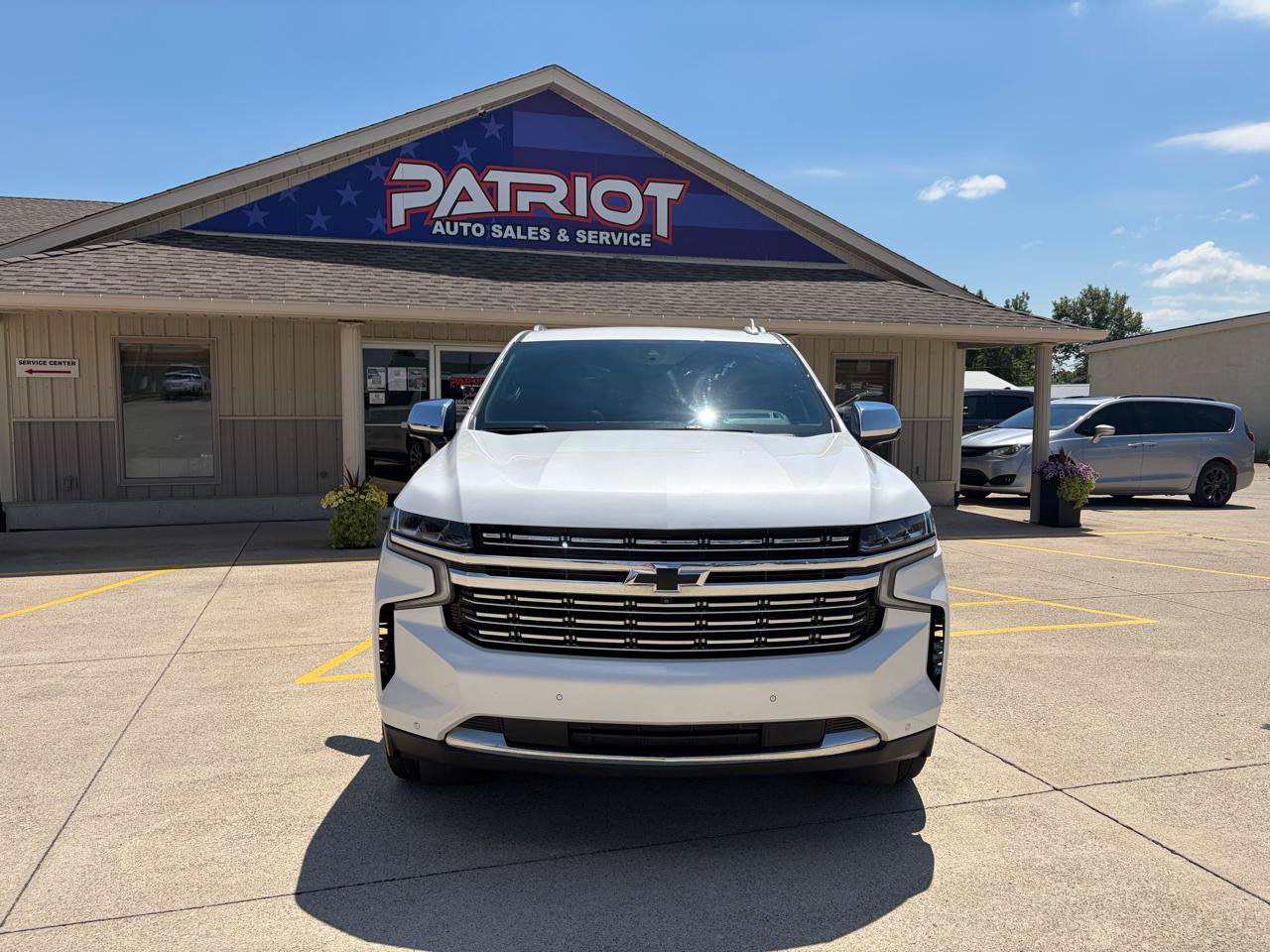 Used 2022 Chevrolet Suburban Premier w/ Premium Package AWD/4WD image 2