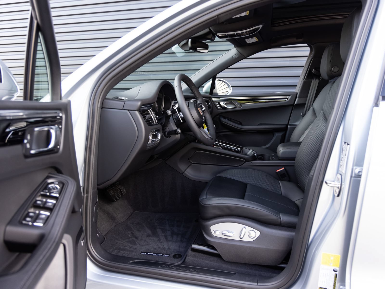 Certified 2026 Porsche Macan AWD/4WD image 23