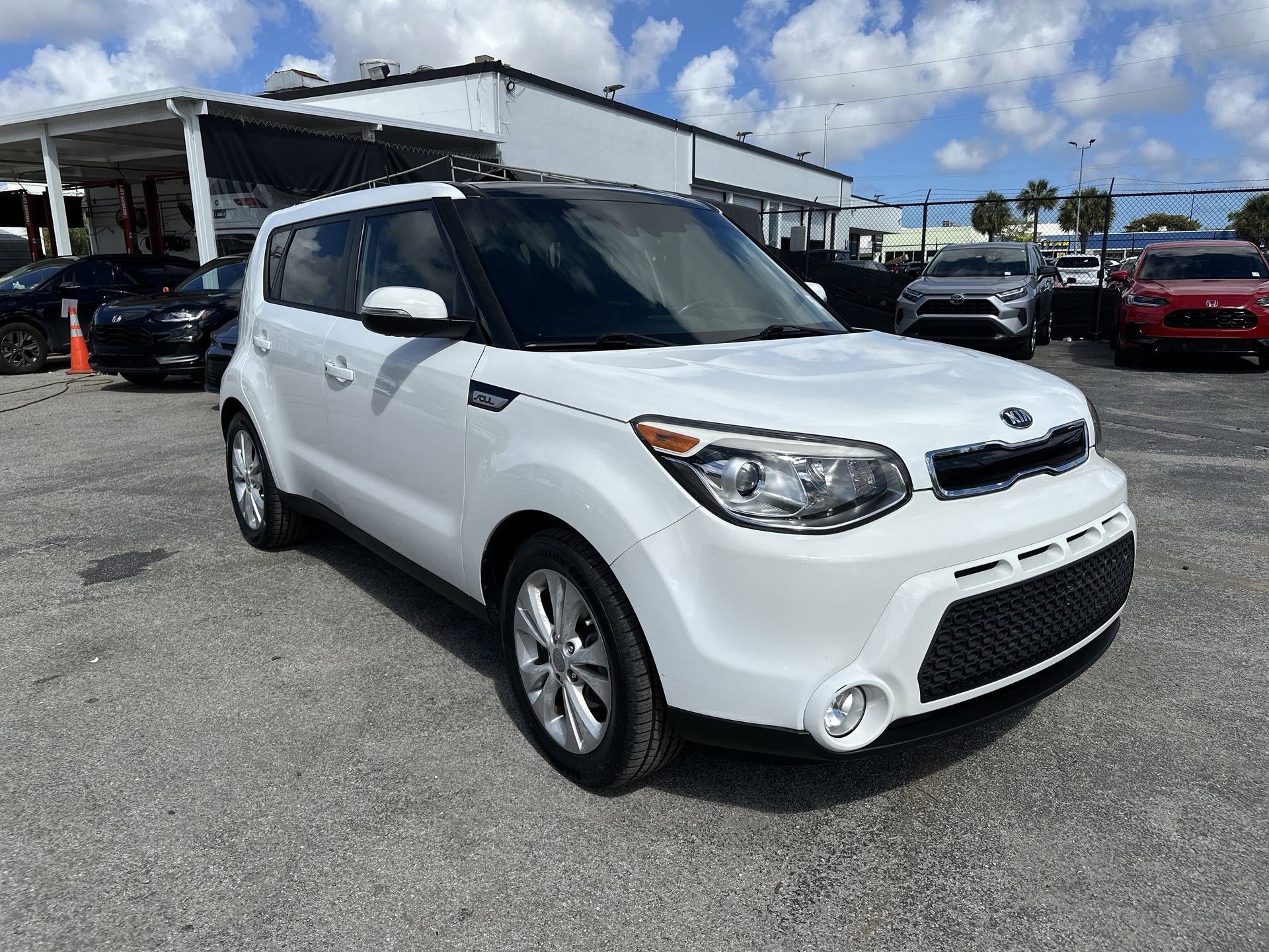 Used 2016 Kia Soul ! w/ Premium Package image 2