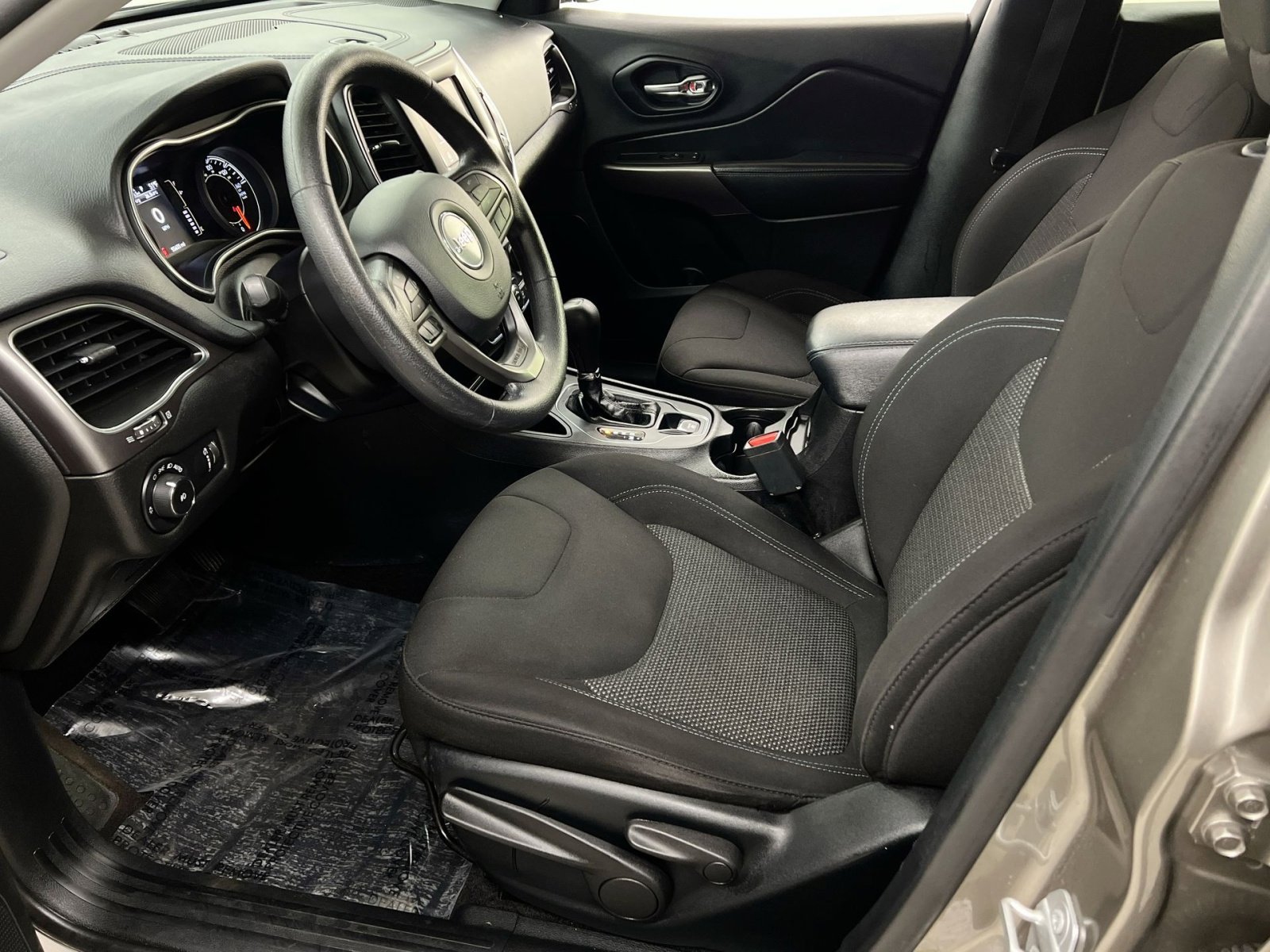 Used 2019 Jeep Cherokee Latitude w/ Popular Appearance Group image 2