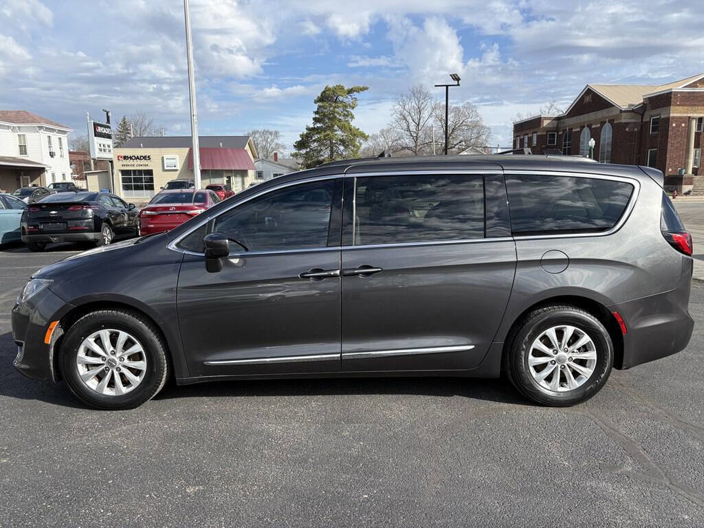 Used 2017 Chrysler Pacifica Touring-L image 2