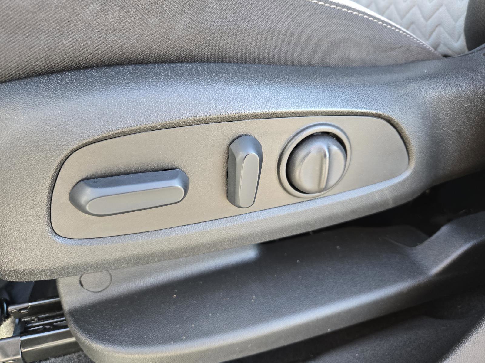 Used 2023 Chevrolet Equinox LS w/ LS Convenience Package image 23