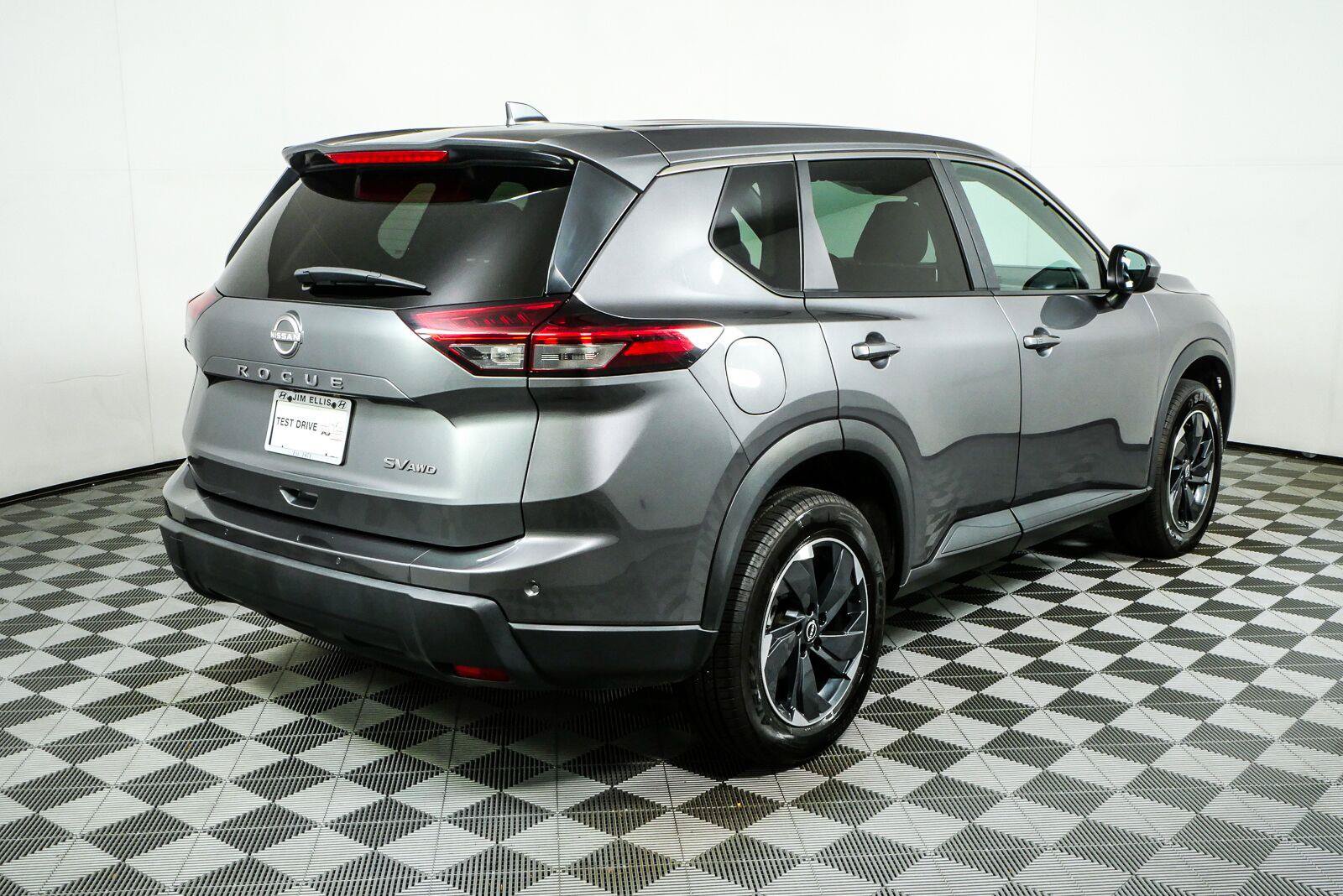 Used 2024 Nissan Rogue SV AWD/4WD image 3