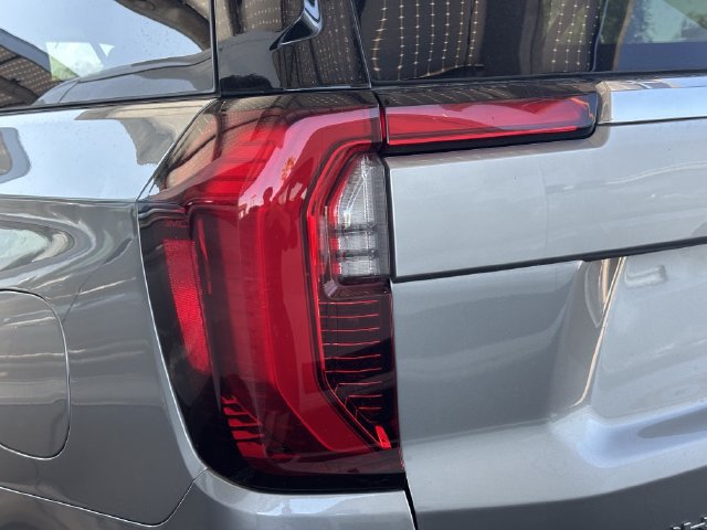 Used 2025 GMC Yukon XL Denali AWD/4WD image 10