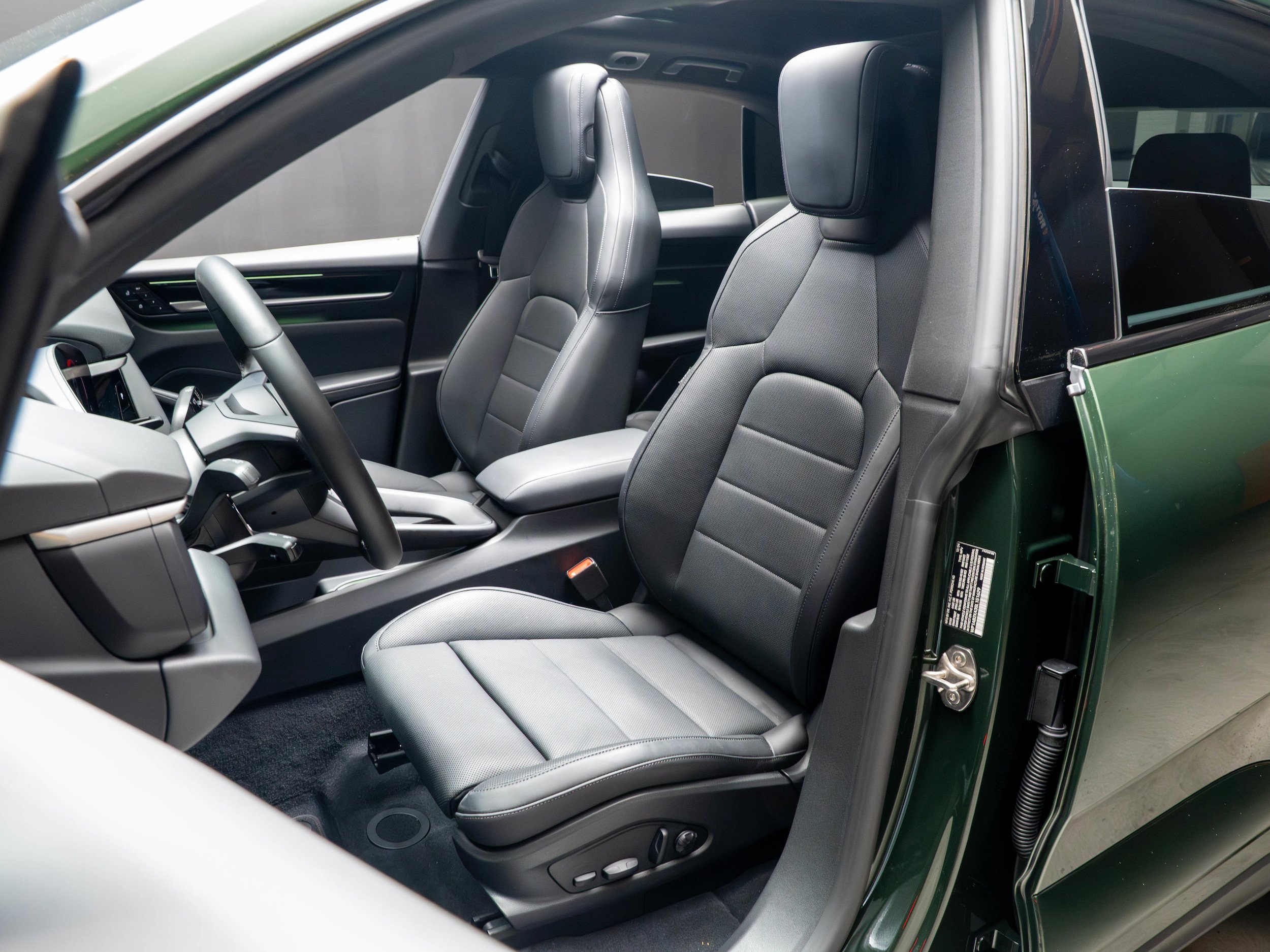 Certified 2025 Porsche Macan 4S Electric AWD/4WD image 5