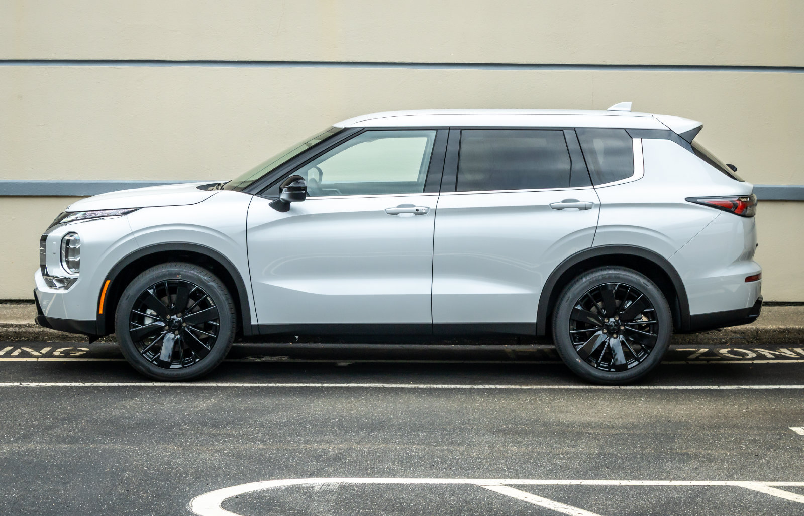 New 2026 Mitsubishi Outlander LE AWD/4WD image 4