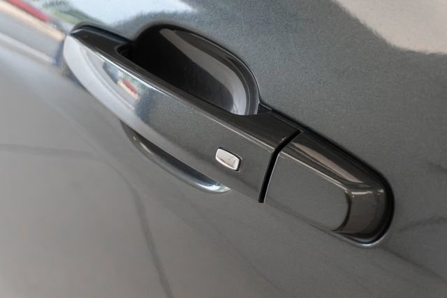 Used 2020 Chevrolet Equinox LT w/ Sport Edition FWD image 3