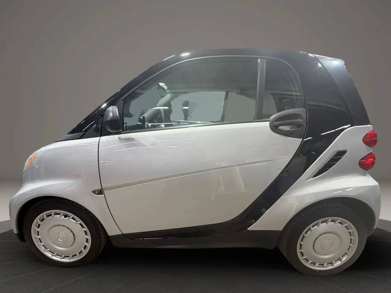 Used 2015 smart fortwo pure RWD image 8
