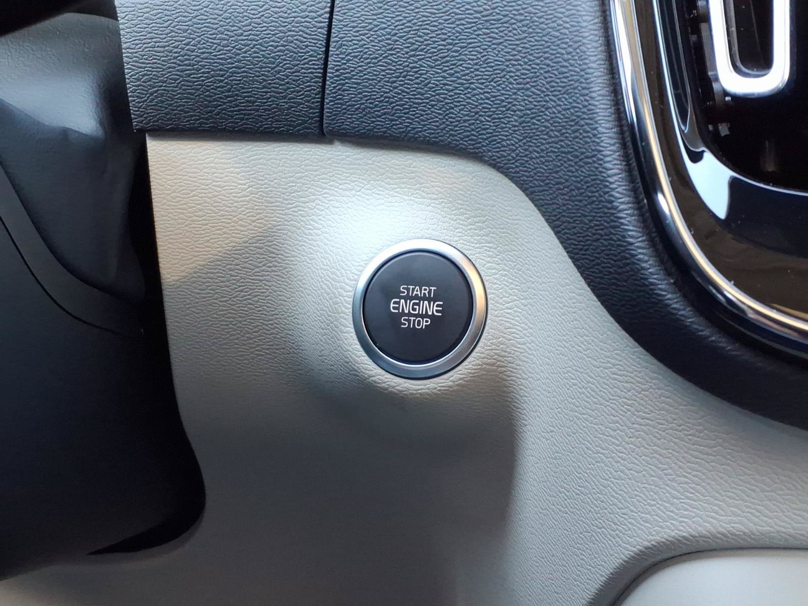 Certified 2024 Volvo XC40 B5 Ultimate w/ Protection Package Premier AWD/4WD image 26