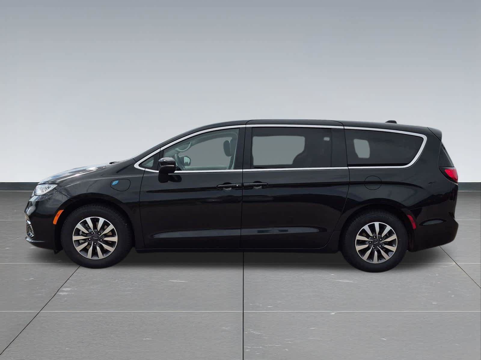 Used 2023 Chrysler Pacifica Touring-L FWD image 3