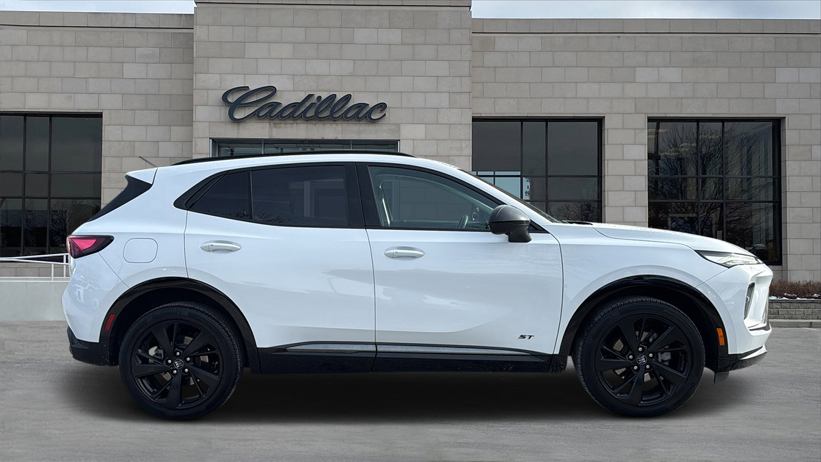 Used 2024 Buick Envision Sport Touring image 2