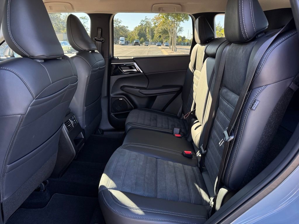 New 2025 Mitsubishi Outlander SE image 15