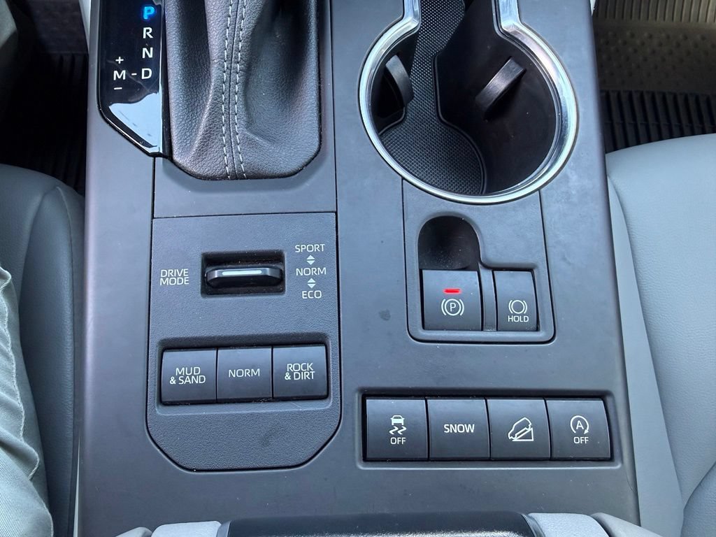 Used 2022 Toyota Highlander XLE AWD/4WD image 23