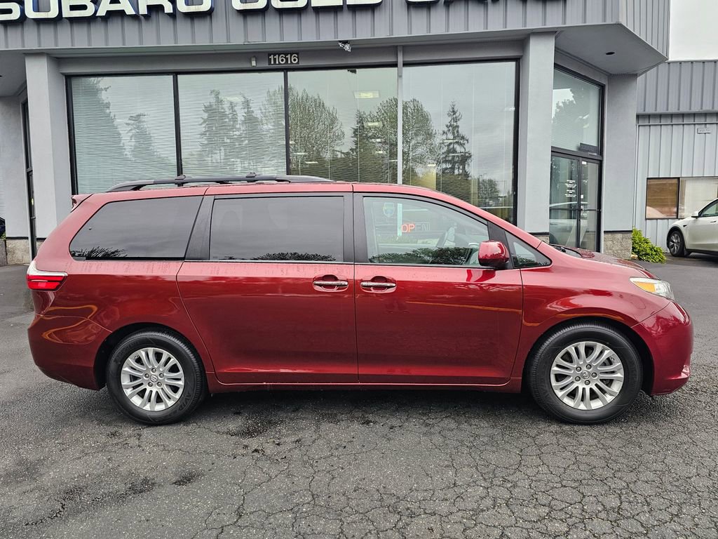 Used 2017 Toyota Sienna XLE w/ XLE Navigation Package FWD image 8