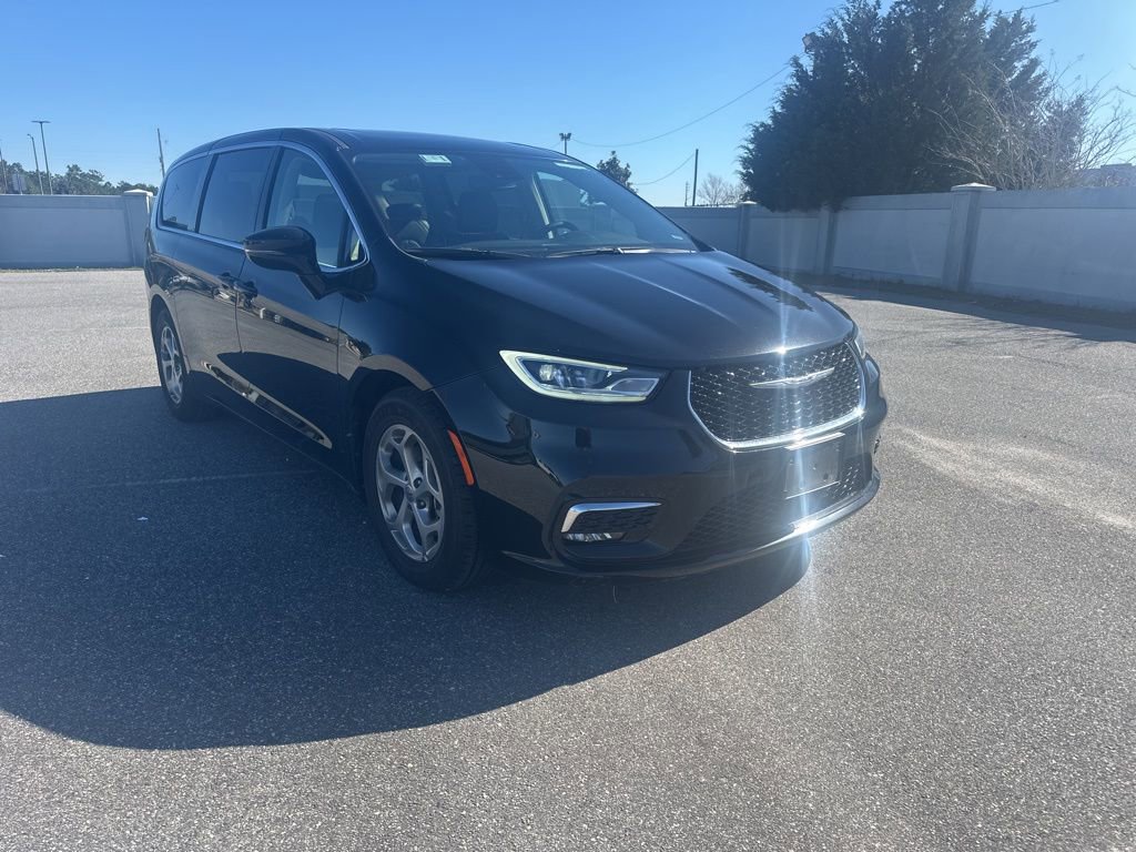 Used 2024 Chrysler Pacifica Limited image 3