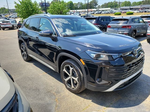 Used 2025 Volkswagen Tiguan SE w/ Panoramic Sunroof Package image 3