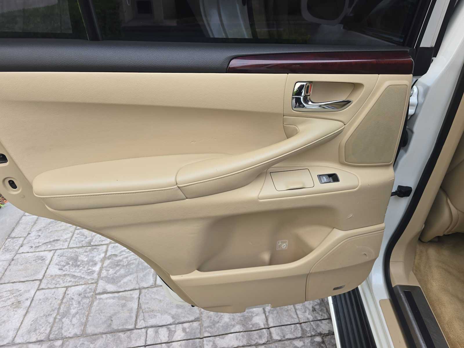 Used 2011 Lexus LX 570 4WD w/ Luxury Pkg image 12