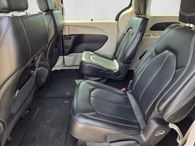 Used 2023 Chrysler Pacifica Touring-L image 17