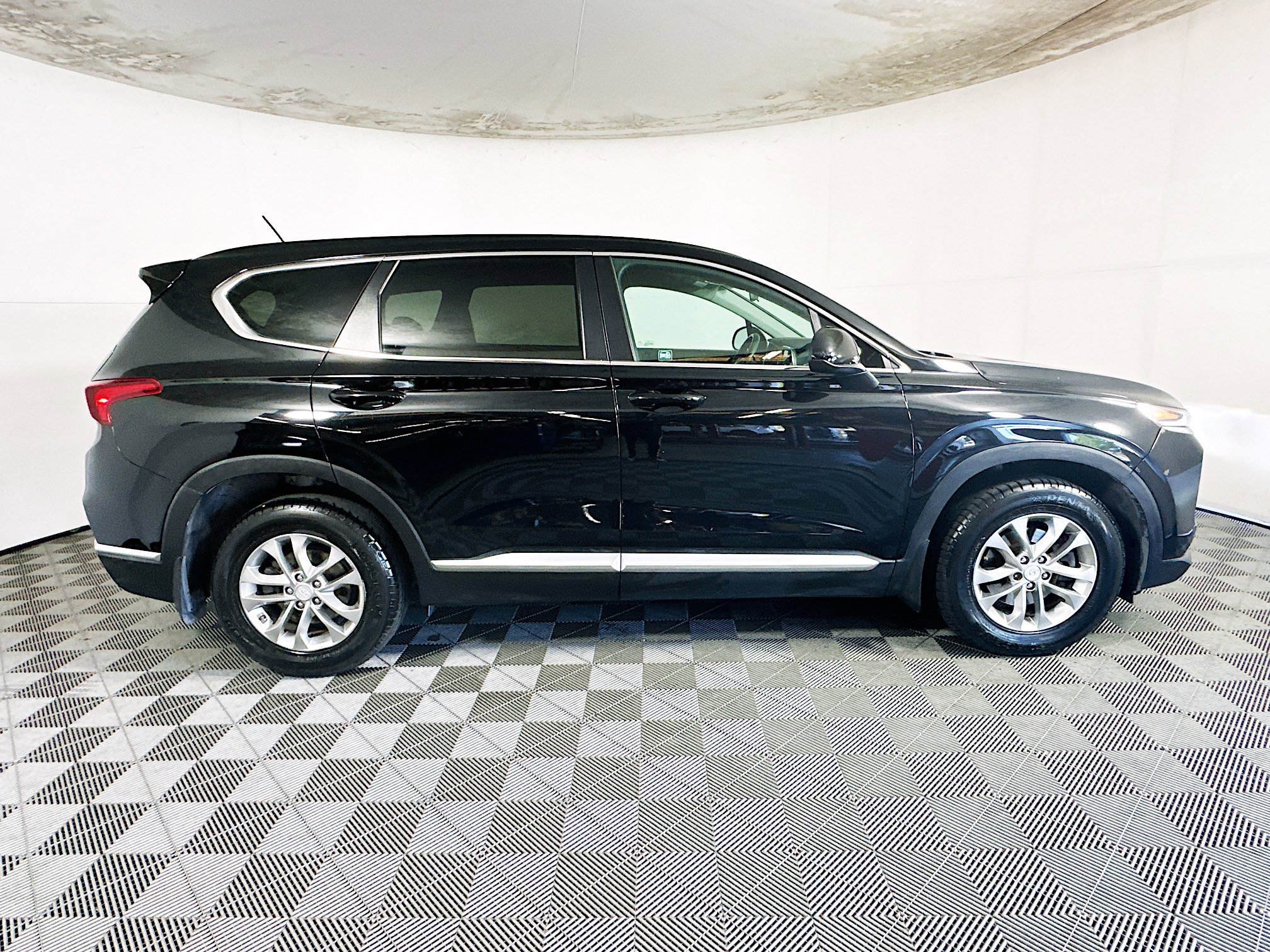 Used 2020 Hyundai Santa Fe SE FWD image 2
