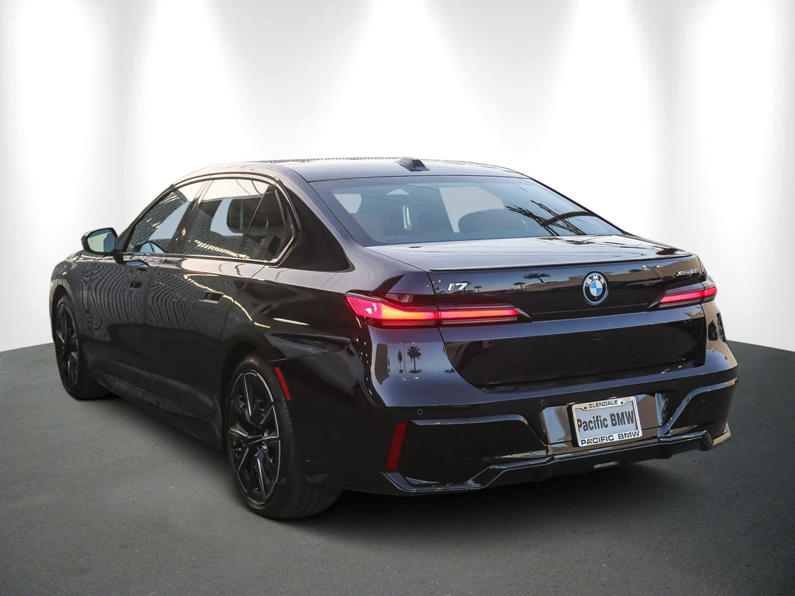 Used 2025 BMW i7 xDrive60 image 4