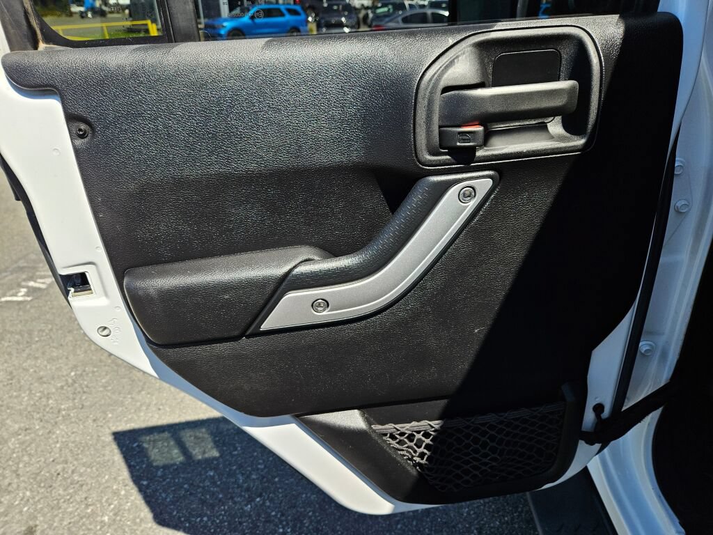Used 2015 Jeep Wrangler Unlimited Sahara w/ Connectivity Group AWD/4WD image 15