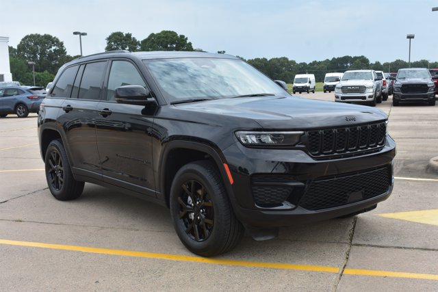 Used 2024 Jeep Grand Cherokee Altitude RWD image 3