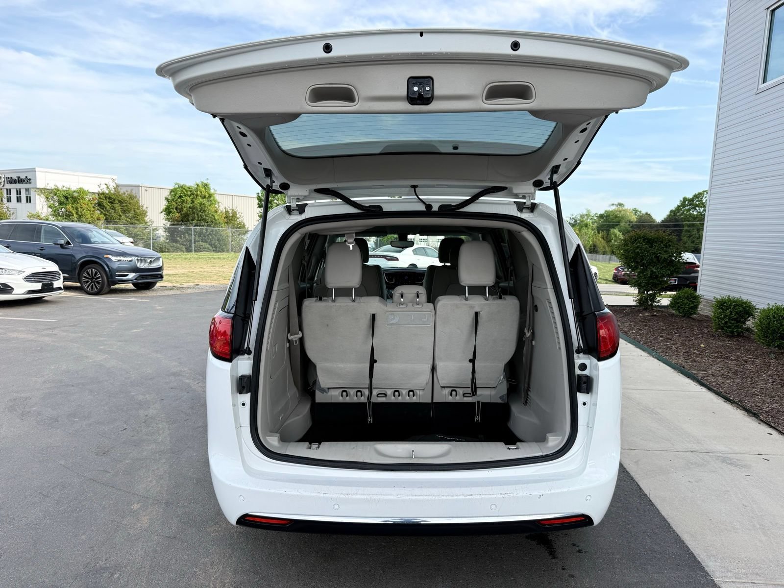 Used 2018 Chrysler Pacifica Touring Plus FWD image 53