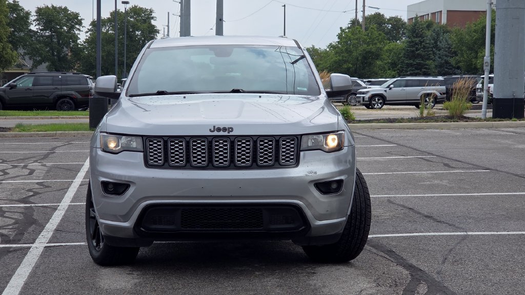 Used 2018 Jeep Grand Cherokee Altitude AWD/4WD image 3