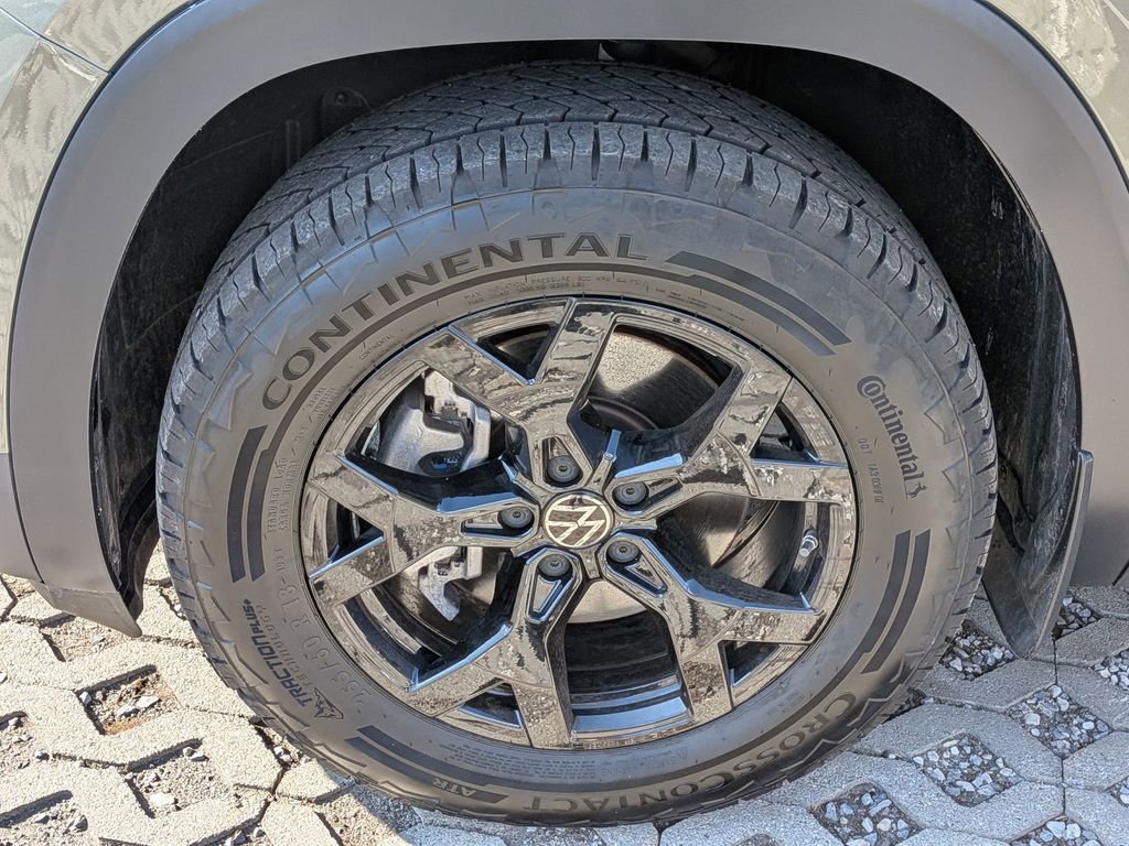 Used 2025 Volkswagen Atlas Peak Edition SE image 9