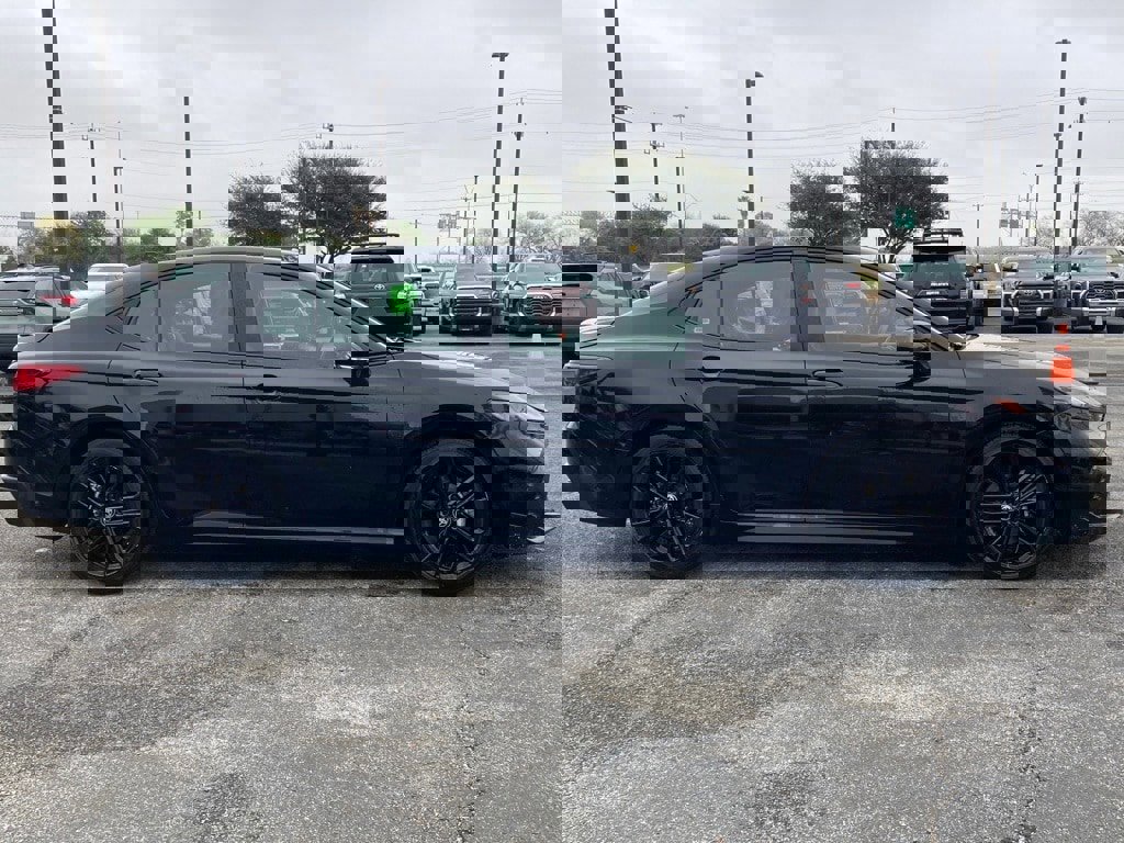 Used 2025 Toyota Camry SE image 3