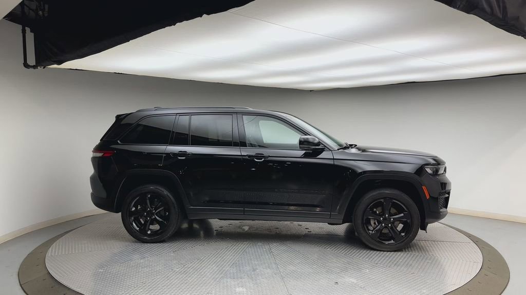 Used 2023 Jeep Grand Cherokee Altitude image 9