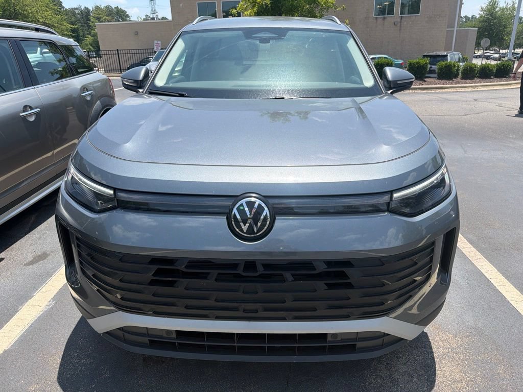 Used 2025 Volkswagen Tiguan SE FWD image 3