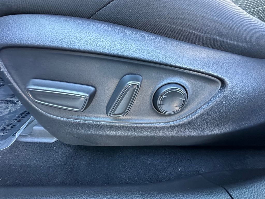 Used 2022 Toyota RAV4 SE w/ Convenience Package image 10