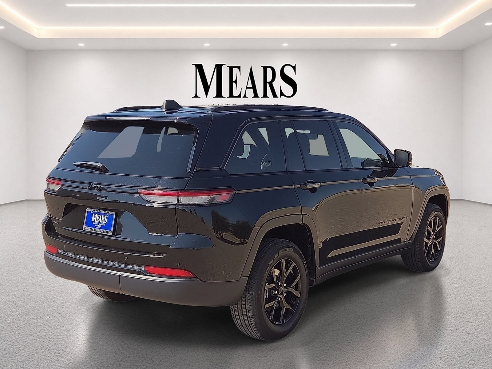Used 2025 Jeep Grand Cherokee Altitude AWD/4WD image 5