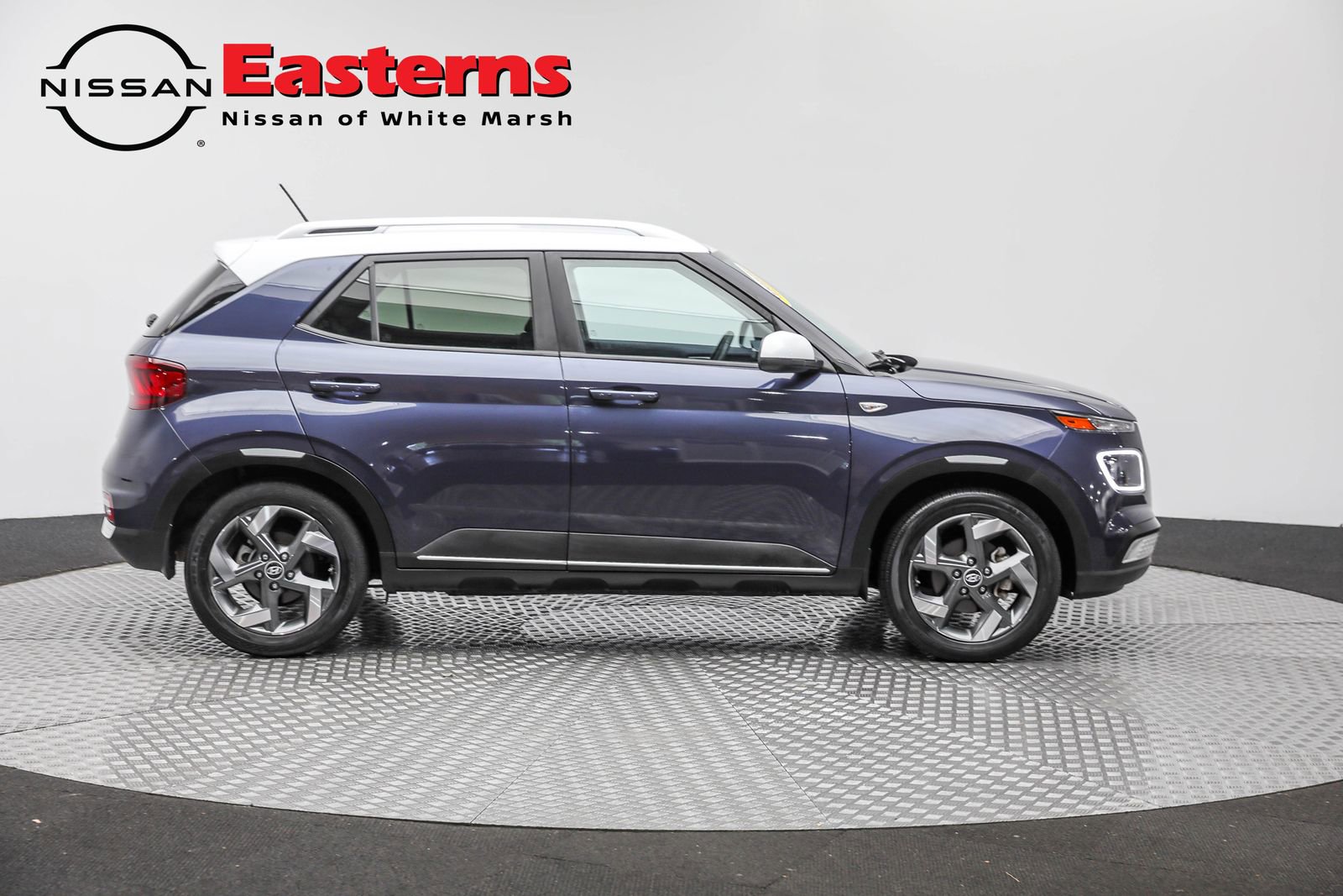 Used 2023 Hyundai Venue Limited image 5