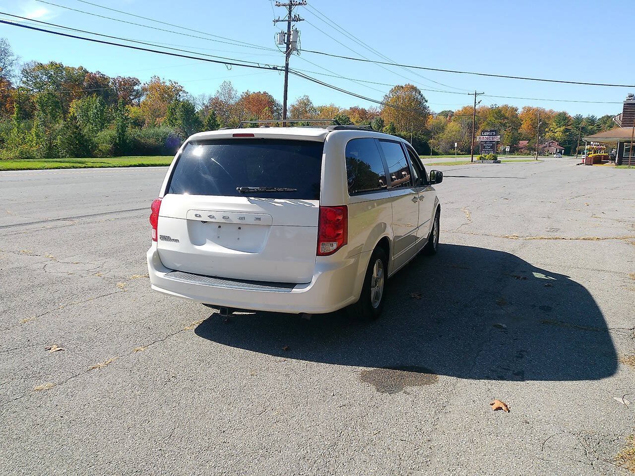 Used 2012 Dodge Grand Caravan SXT w/ Entertainment Group 1 FWD image 5