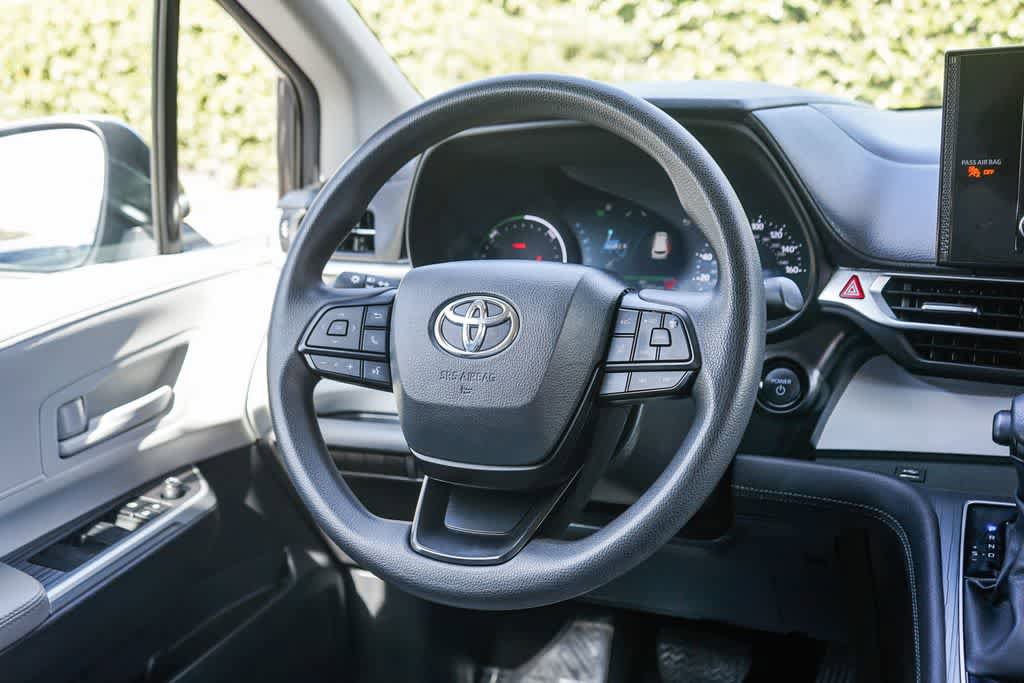 Used 2025 Toyota Sienna LE FWD image 15