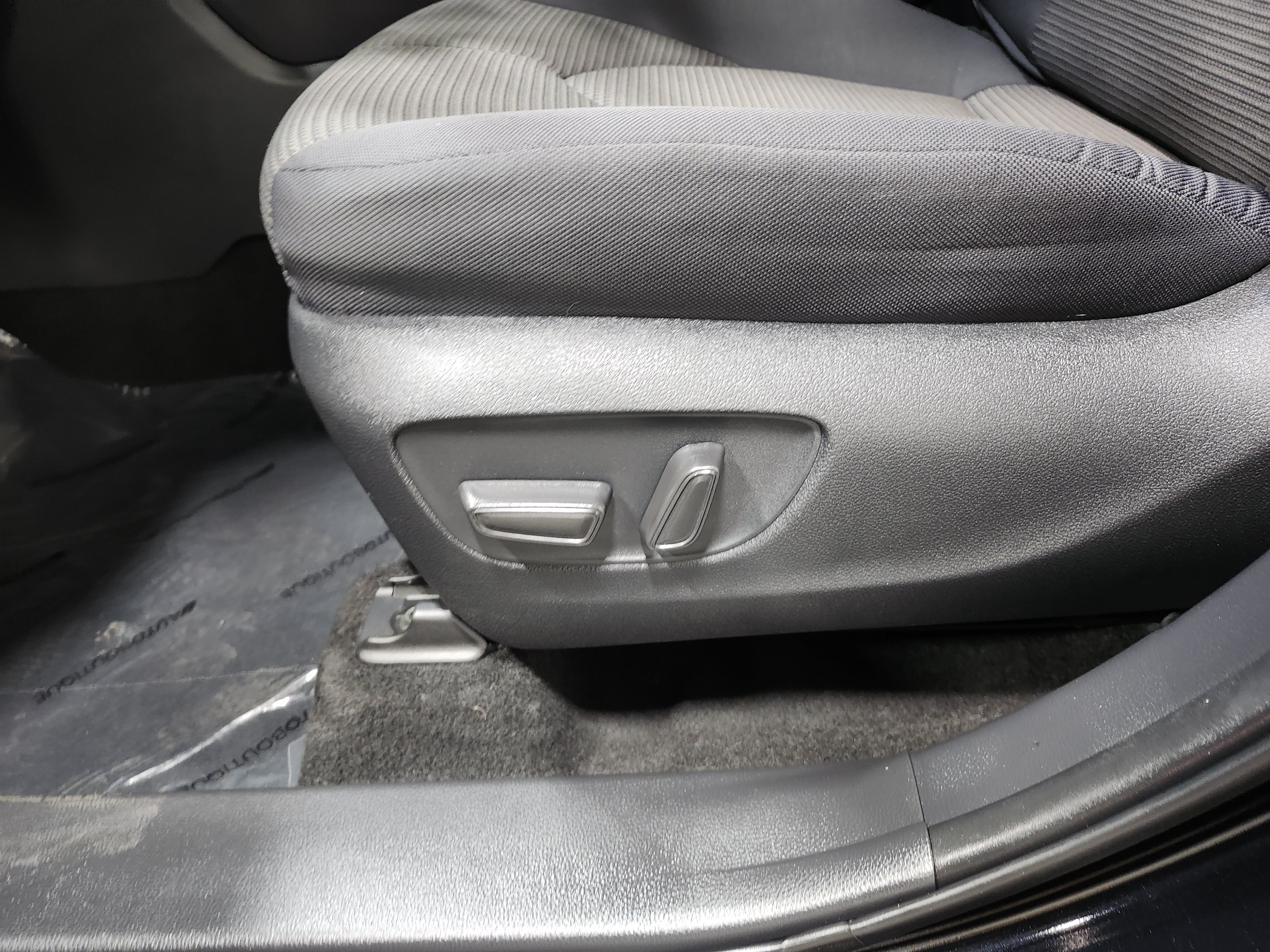 Used 2023 Toyota Highlander LE AWD/4WD image 24