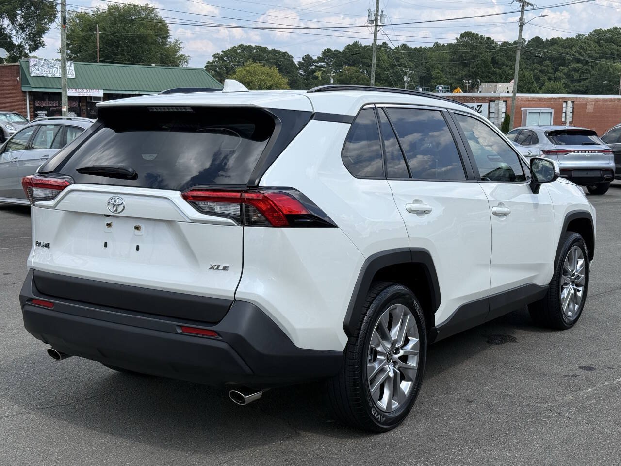 Used 2022 Toyota RAV4 XLE Premium FWD image 8