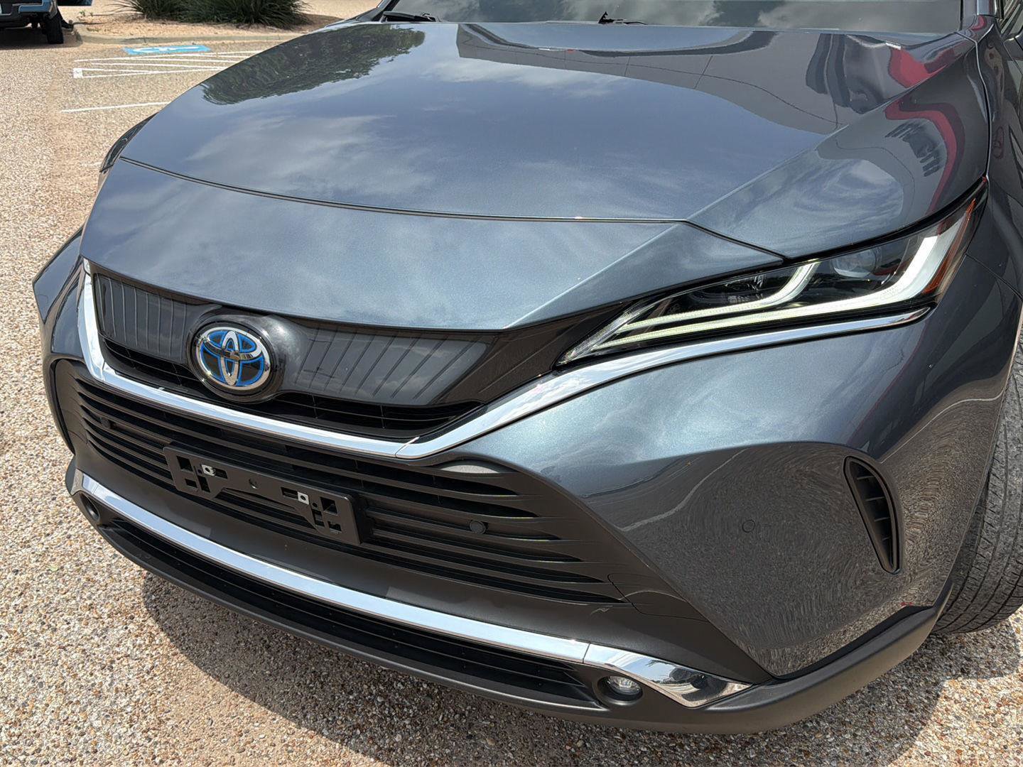 Used 2024 Toyota Venza XLE AWD/4WD image 8