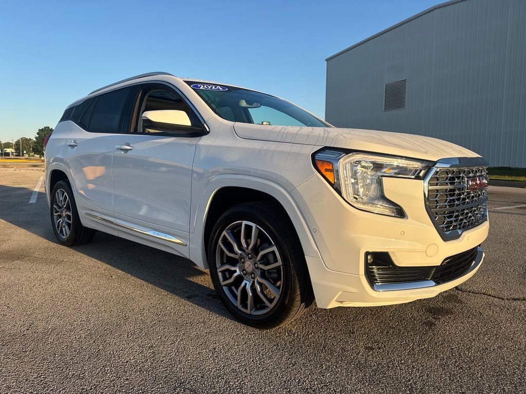 Used 2024 GMC Terrain Denali w/ Denali Premium Package AWD/4WD image 10