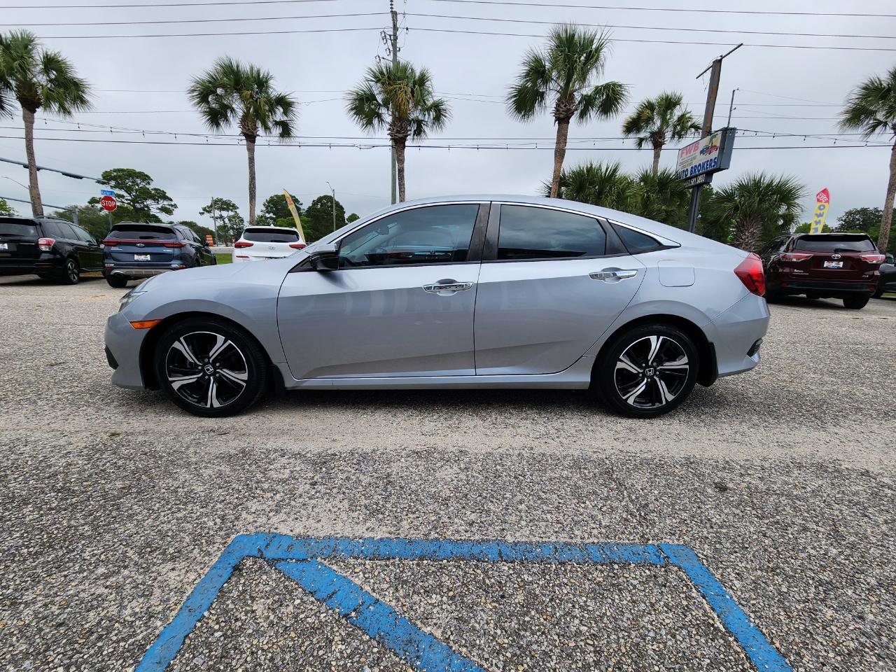 Used 2017 Honda Civic Touring image 2