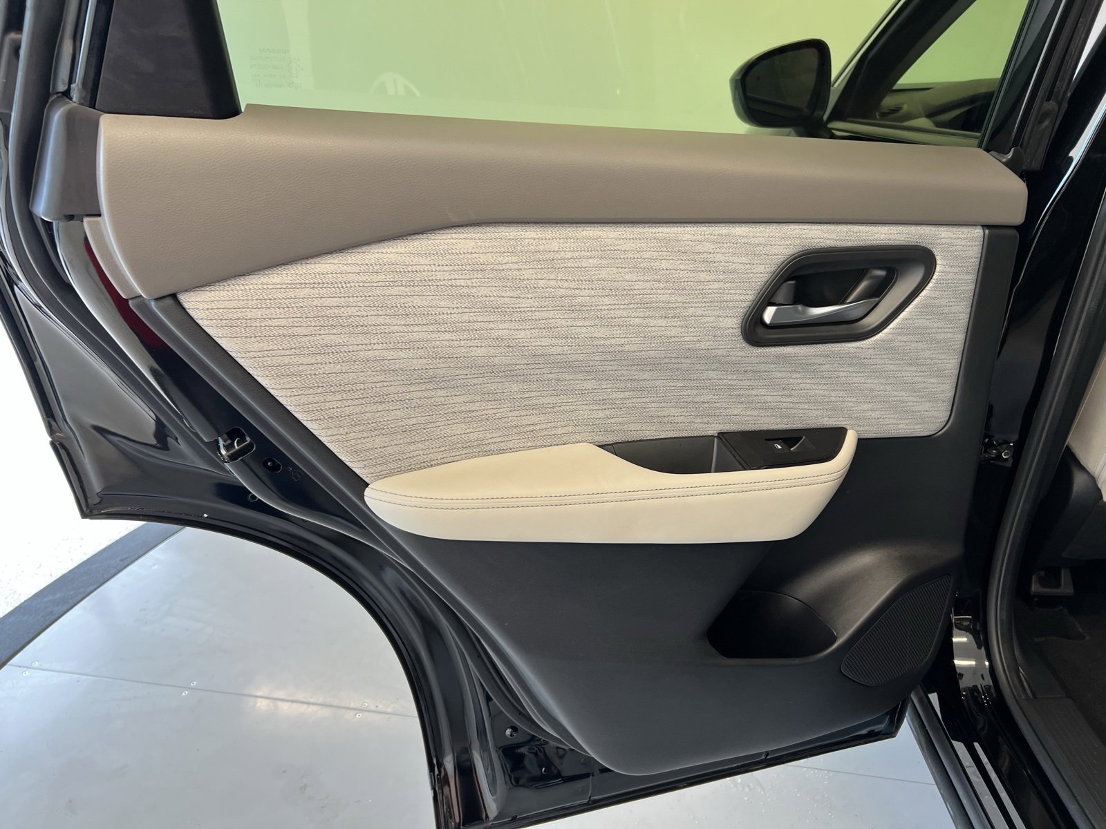 Used 2023 Nissan Rogue SV image 32