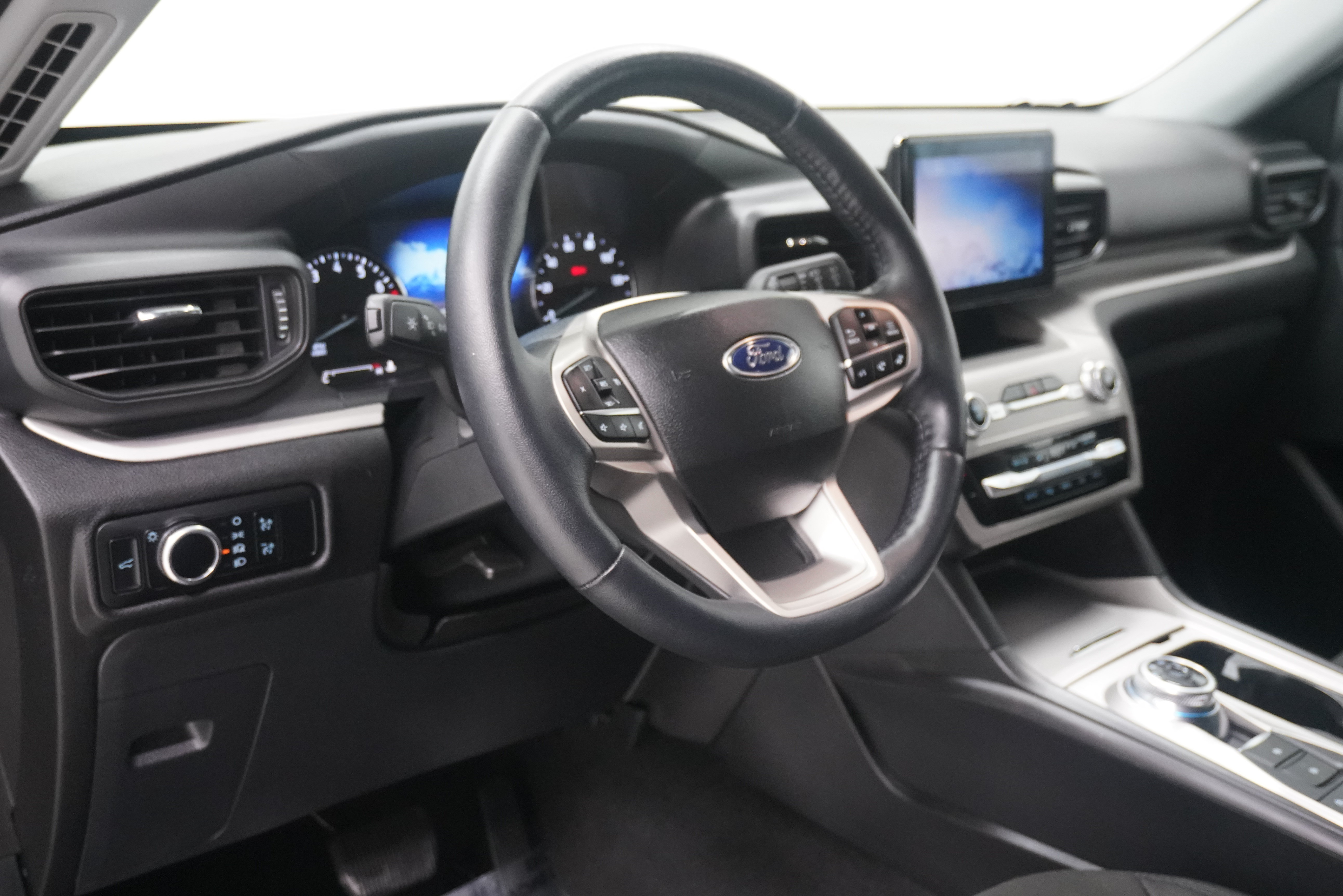 Used 2023 Ford Explorer XLT AWD/4WD image 10