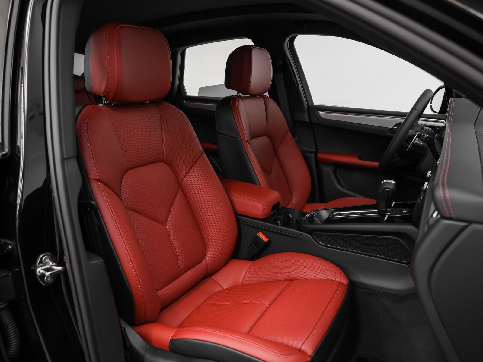 Certified 2025 Porsche Macan image 20