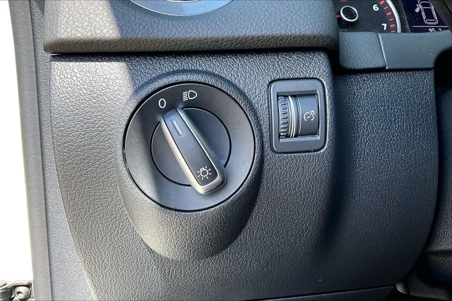 Used 2018 Volkswagen Tiguan Limited w/ Premium Package AWD/4WD image 32