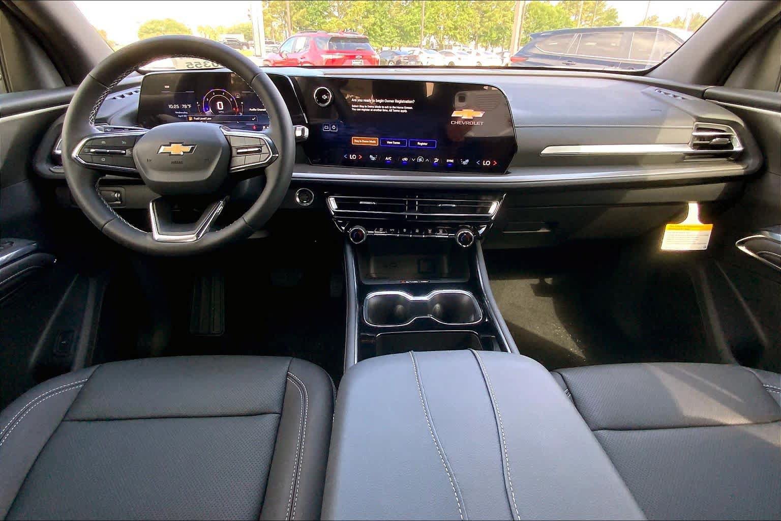 Used 2026 Chevrolet Traverse LT w/ Sun and Wheel Package FWD image 6