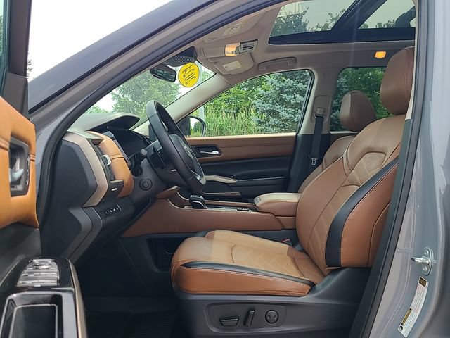 Used 2024 Nissan Pathfinder Platinum w/ Cargo Package AWD/4WD image 12
